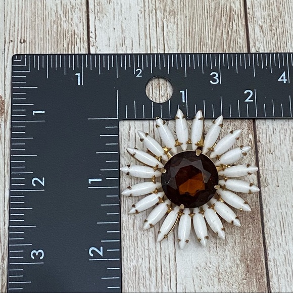 Vintage Unsigned White Milk Glass Daisy Flower Marquis Brooch - Picture 6 of 8
